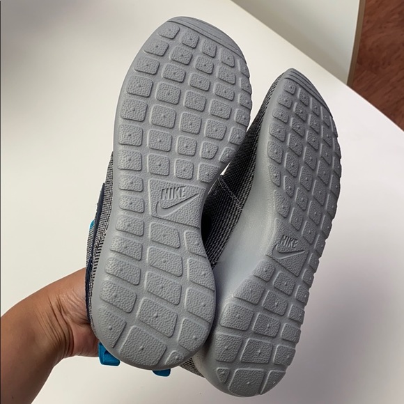 Nike Roshe Sneakers - Picture 5 of 5